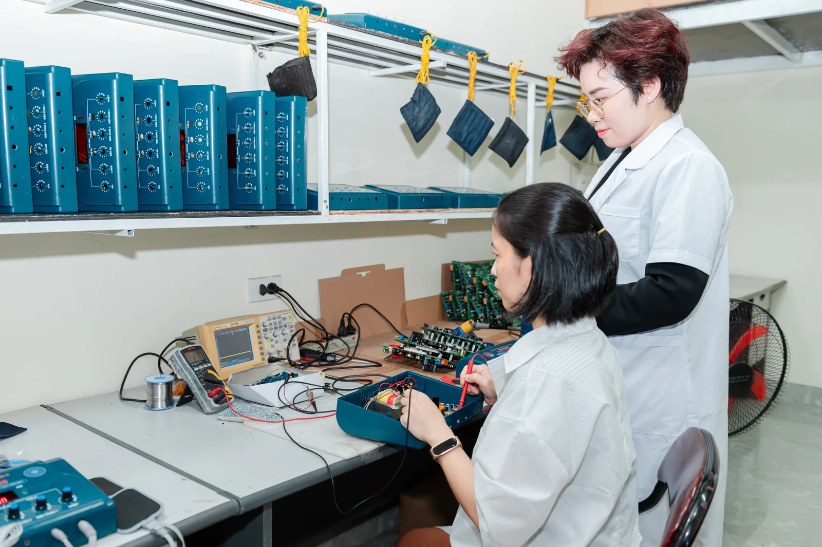 Nhân sự đang kiểm tra thiết bị DTT Care-86 tại bàn kỹ thuật